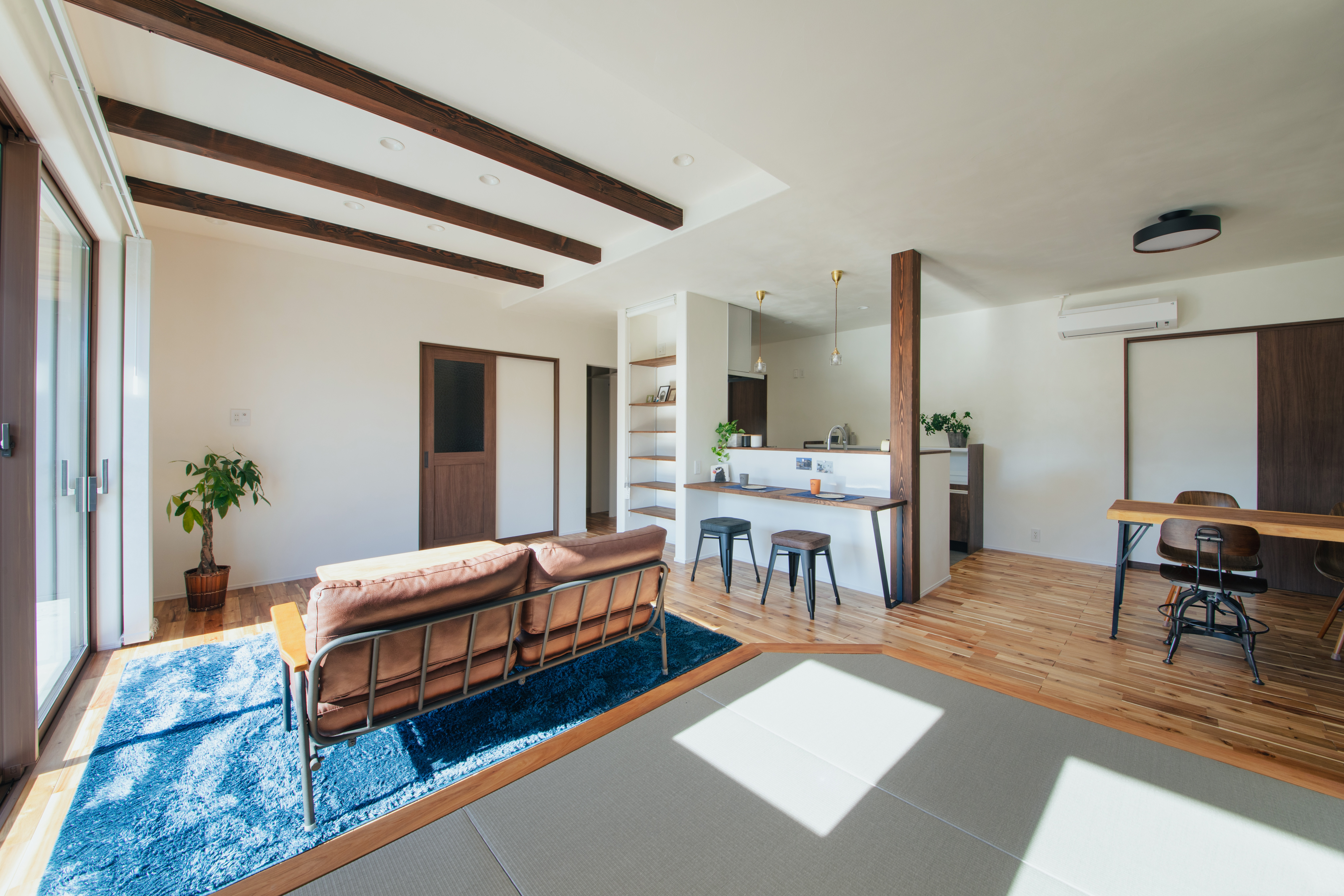 無垢の床、珪藻土の壁のナチュラルさが良く出たLDK 飽きの来ない空間