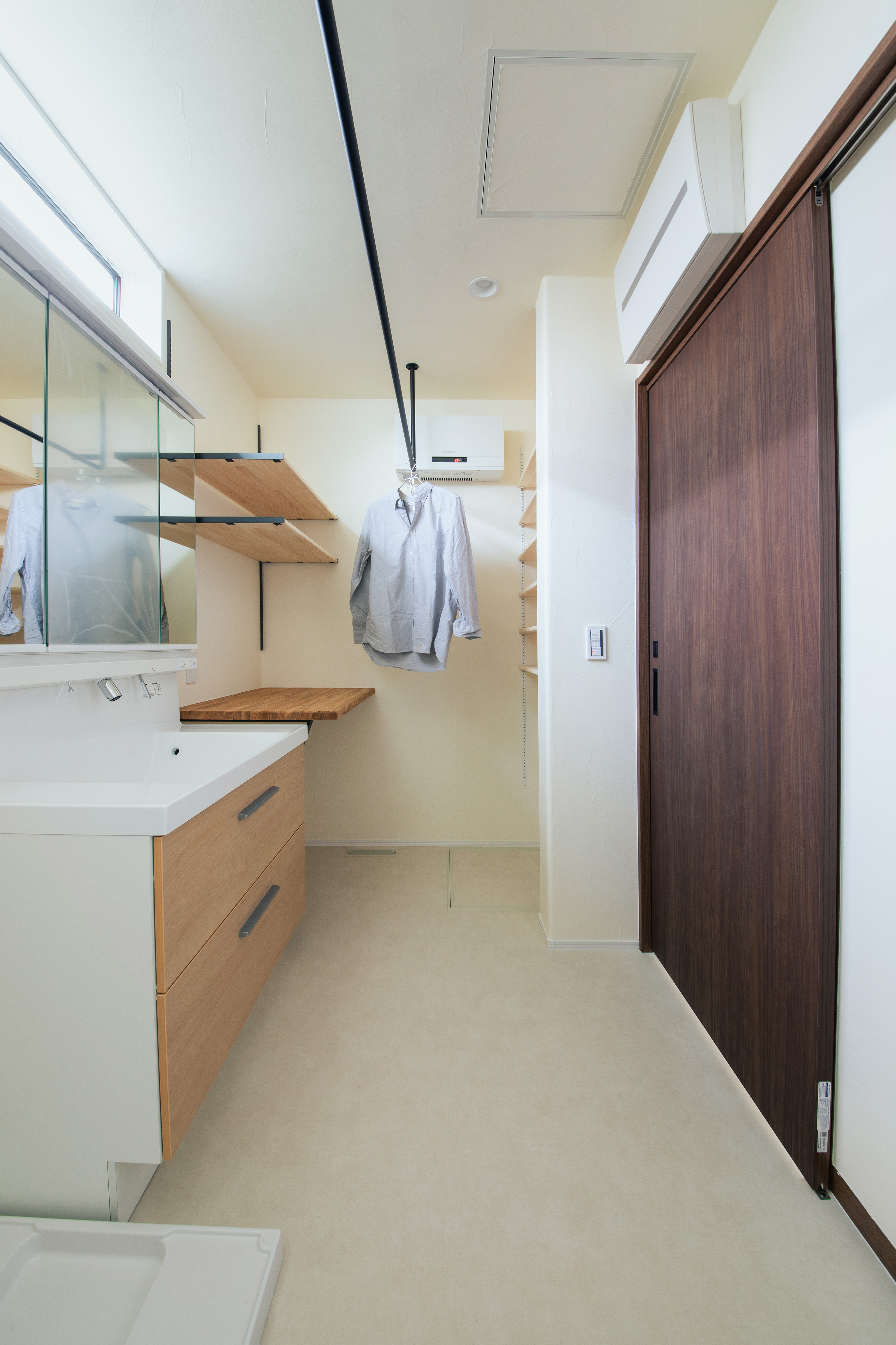 ランドリースペースも広々と♪ 珪藻土の壁と天井で調湿&消臭効果で室内干しに最適空間