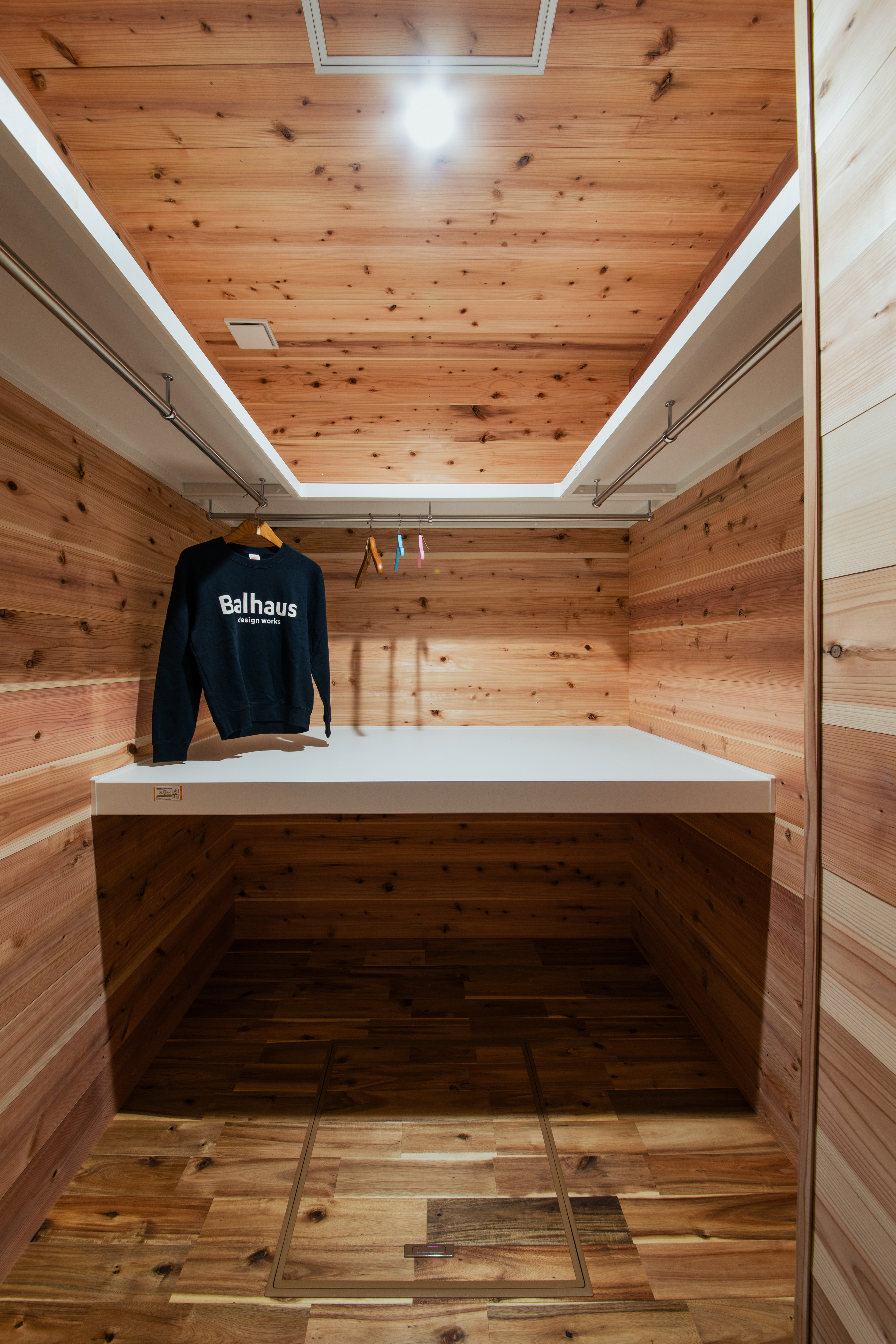 バルハウスの収納スペースは、標準仕様で杉板貼り!!防虫効果&消臭効果