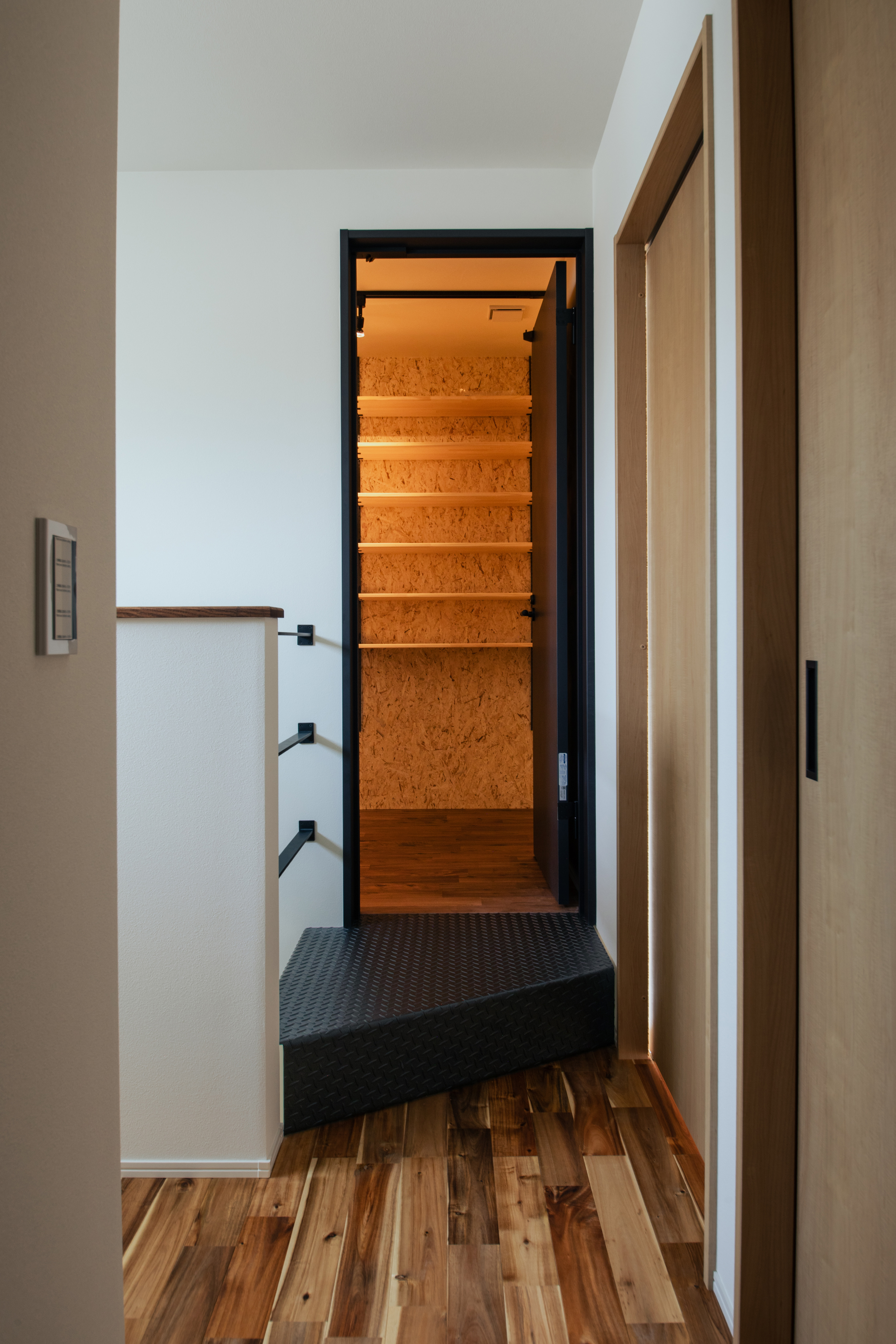 旦那様の趣味スペースに行くまでにもこだわりが!!縞鋼板のステップでワクワクをプラス