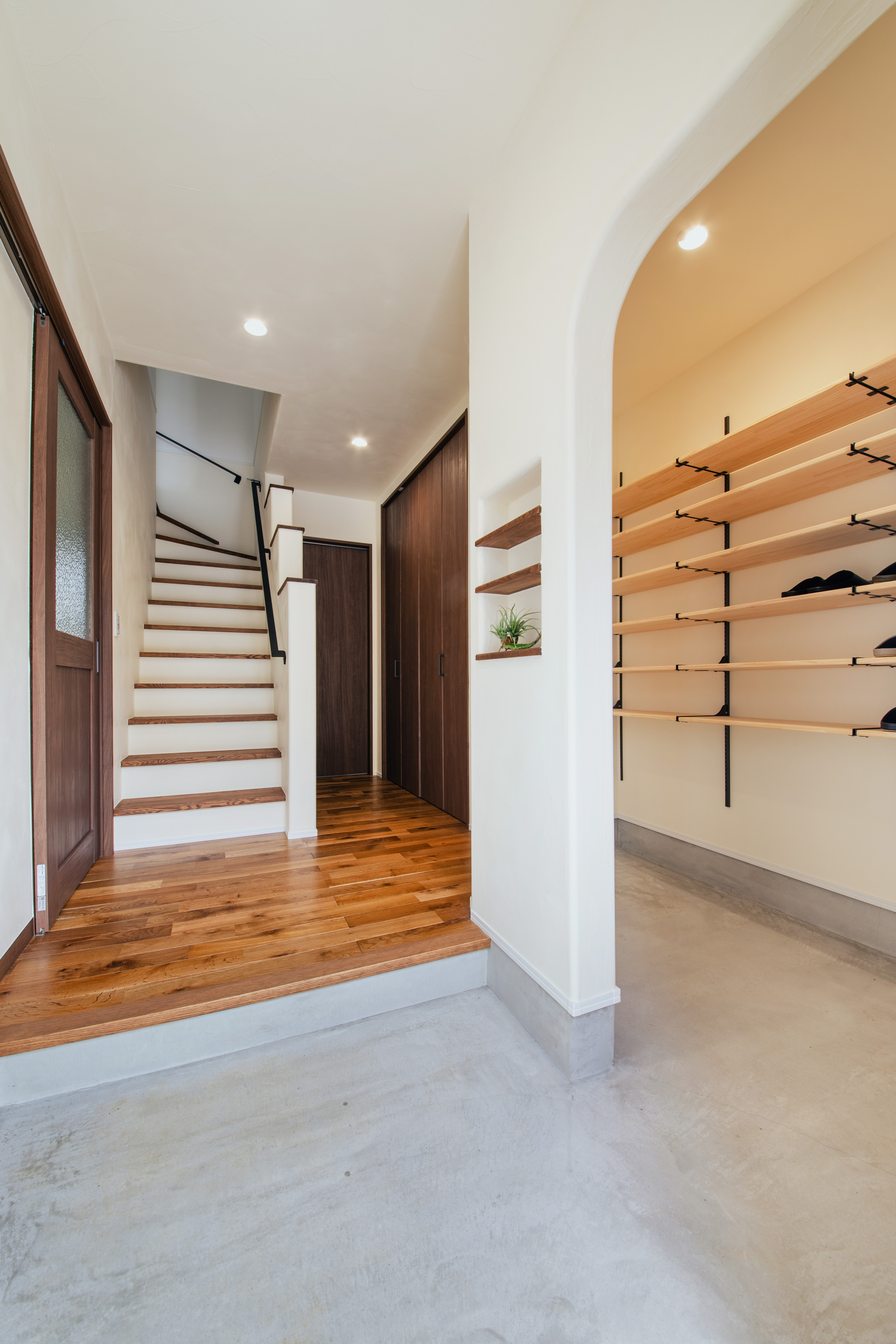 土間つながりの家族導線のあるシューズクローク付き玄関!! 自然素材を玄関扉を開けた瞬間から感じられる明るく・空気のいい空間