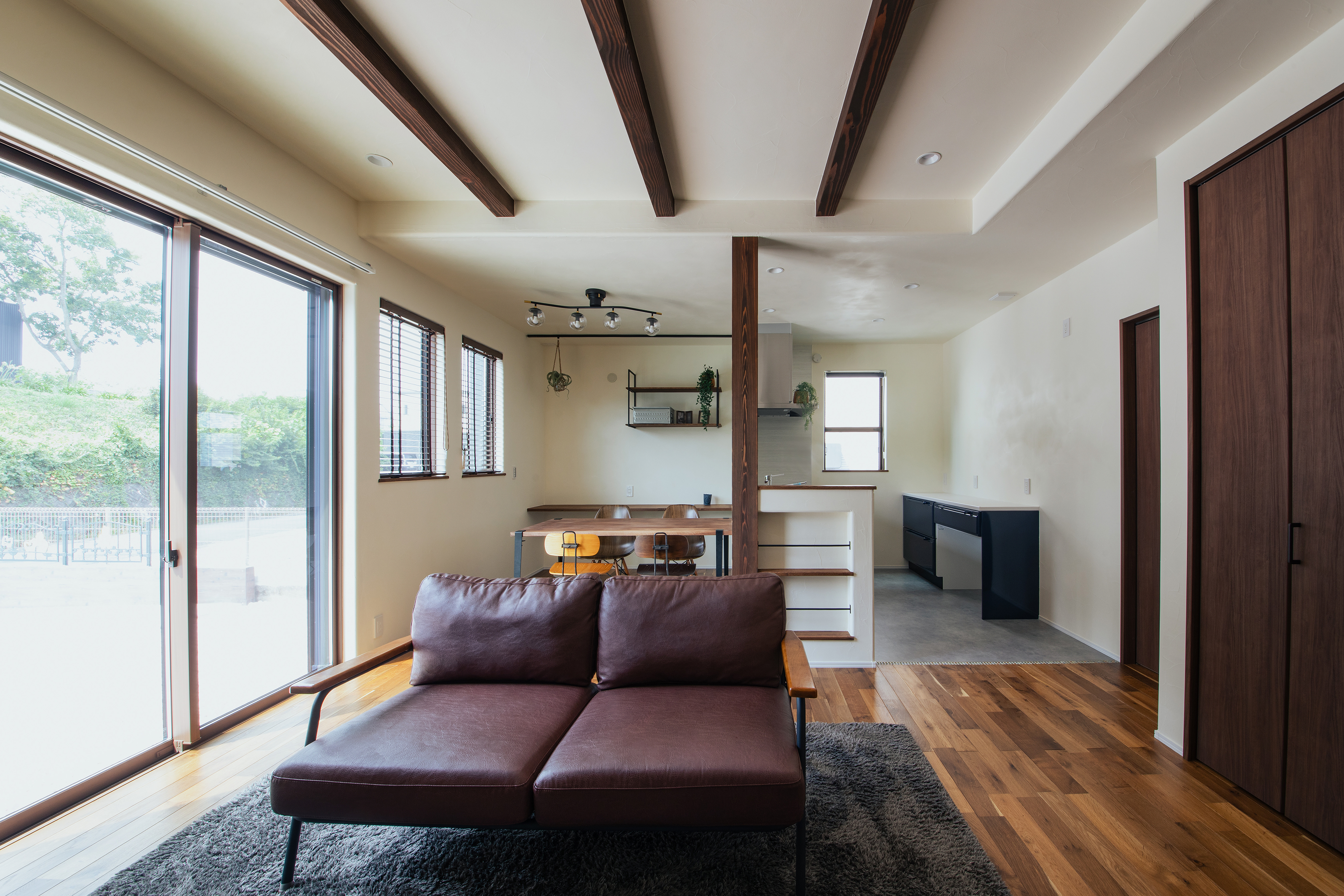 高気密高断熱なのに、大きな掃き出し窓があり、明るく開放的なLDK。リビングの天井は小上がりになっていて梁も少し見えていてナチュラでおしゃれ克解放感ある空間に