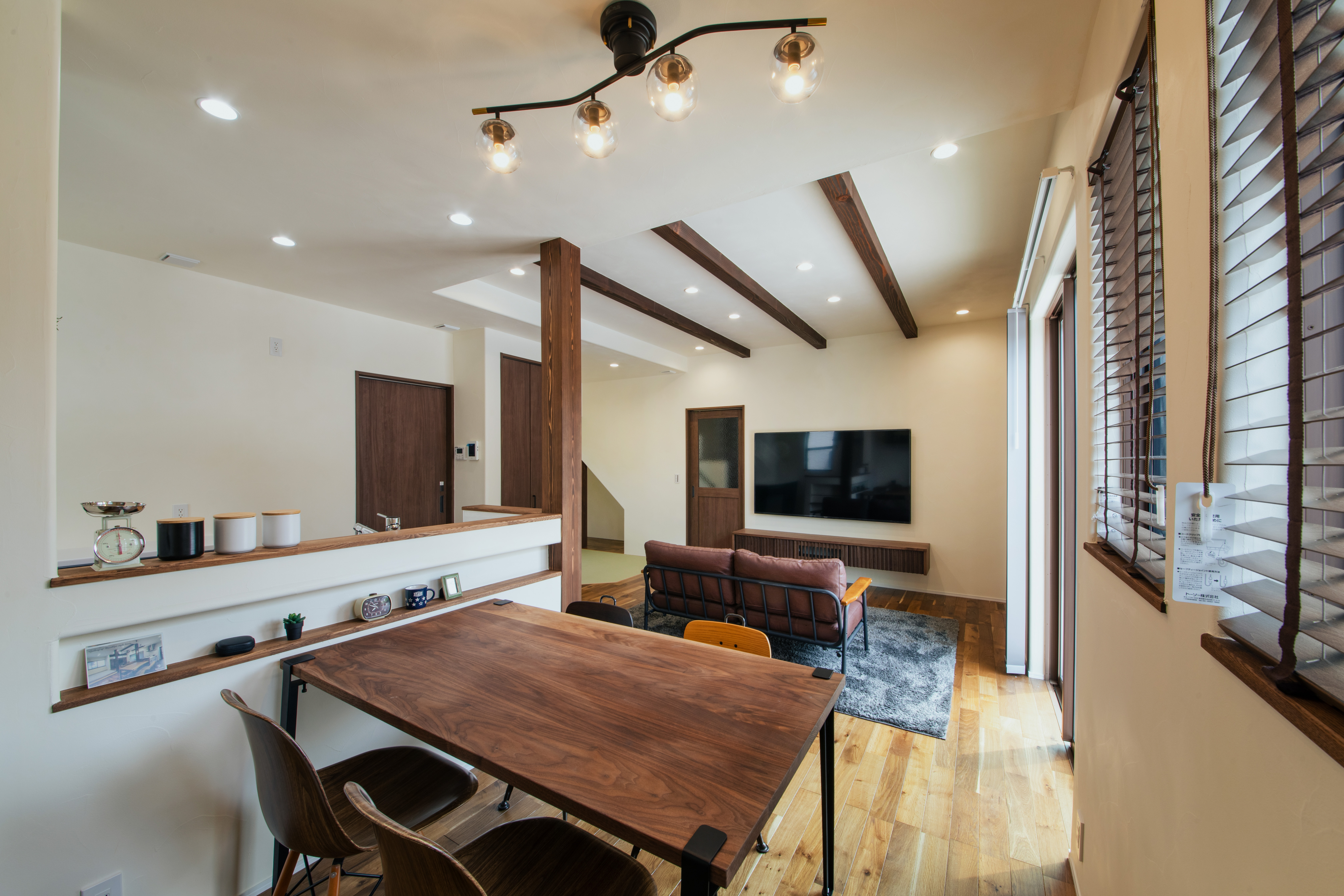 ダイニングテーブルに合わせてつくられた細長いニッチ♪小物を置いたりして季節感を出したり、お子様がいるとティッシュが必須!!ティッシュを置く場所にぴったり