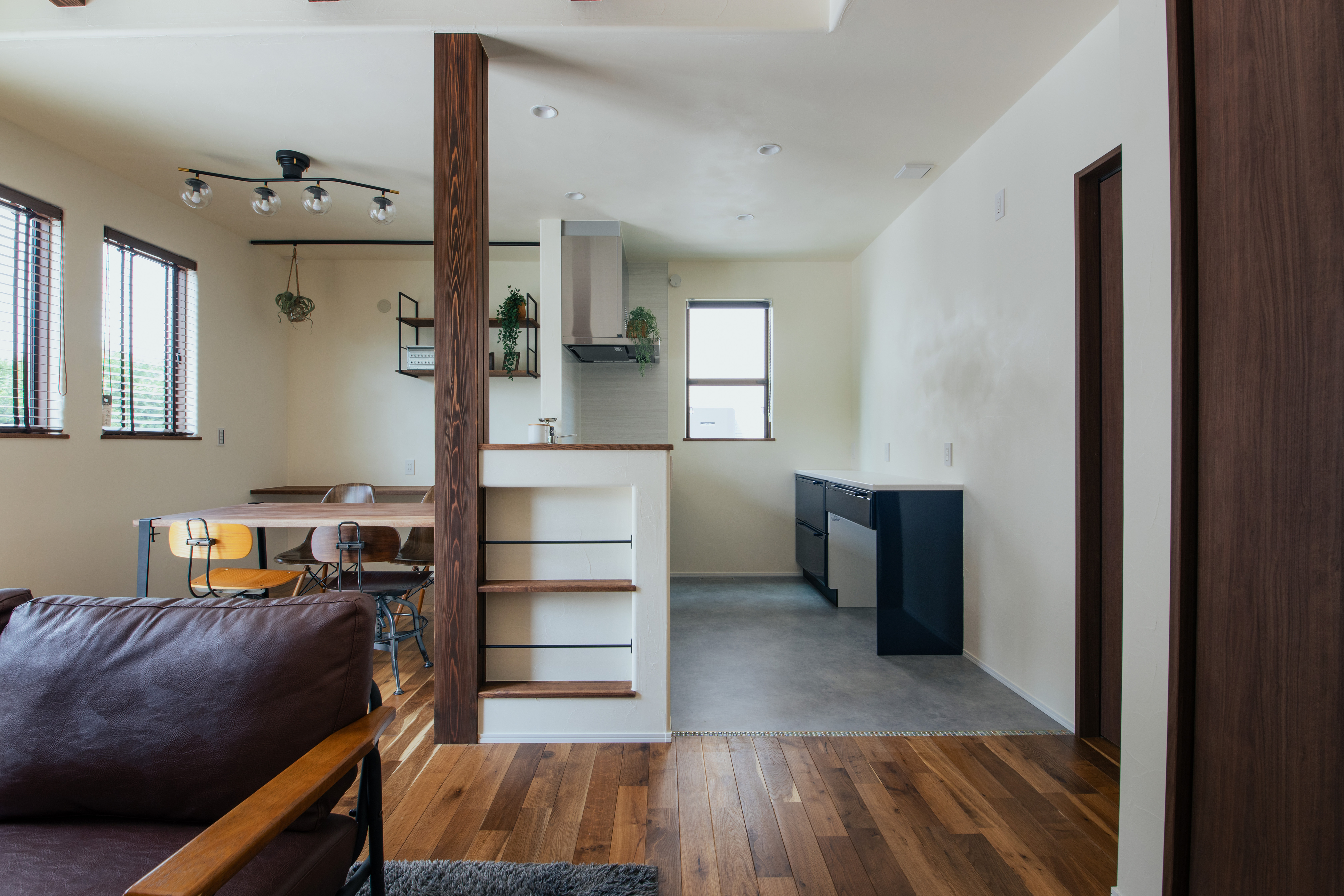 キッチン脇の袖壁には、ブックスタンドがありお子様にぴったりな高さ!!そして絵本が日常にある生活に…