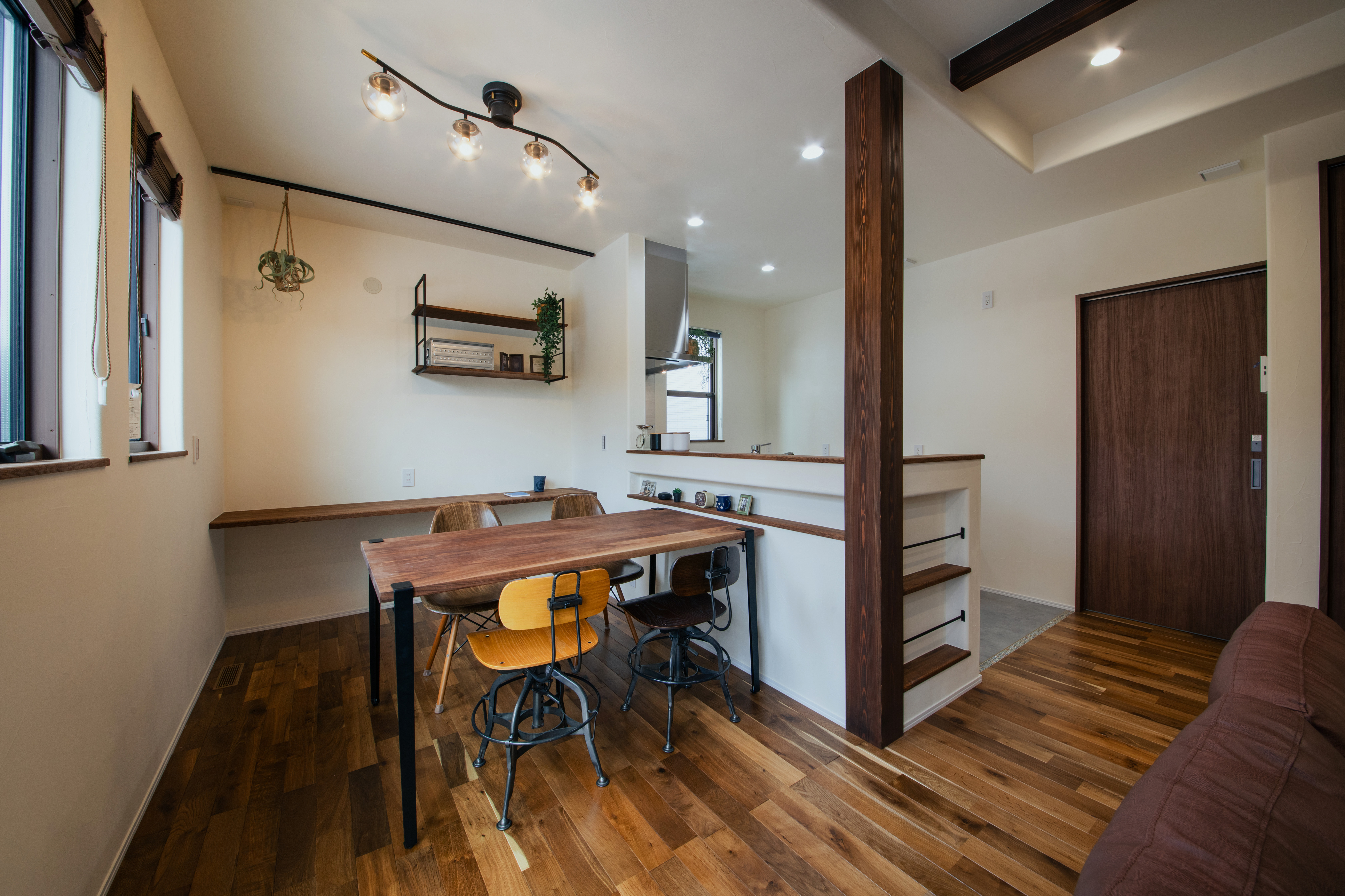 ダイニング後ろにカウンターを…勉強をしたり作業をしたりしていても食事の邪魔にならない&片づけなくていいのがとても便利